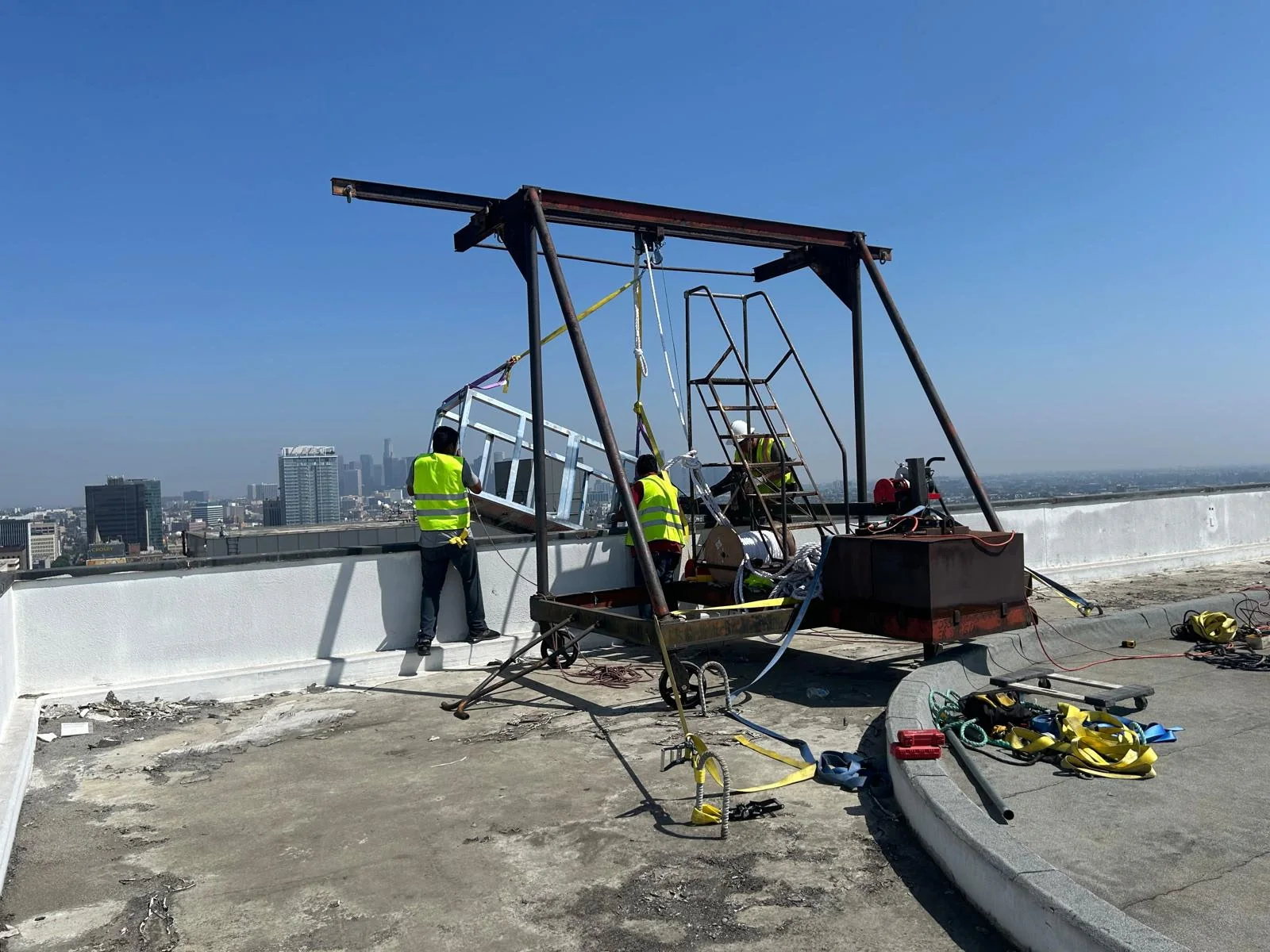 Rooftop sign installation rigging
